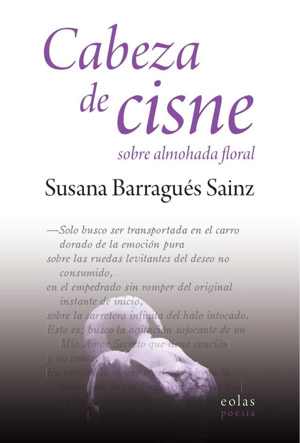 Cabeza de cisne sobre almohada floral