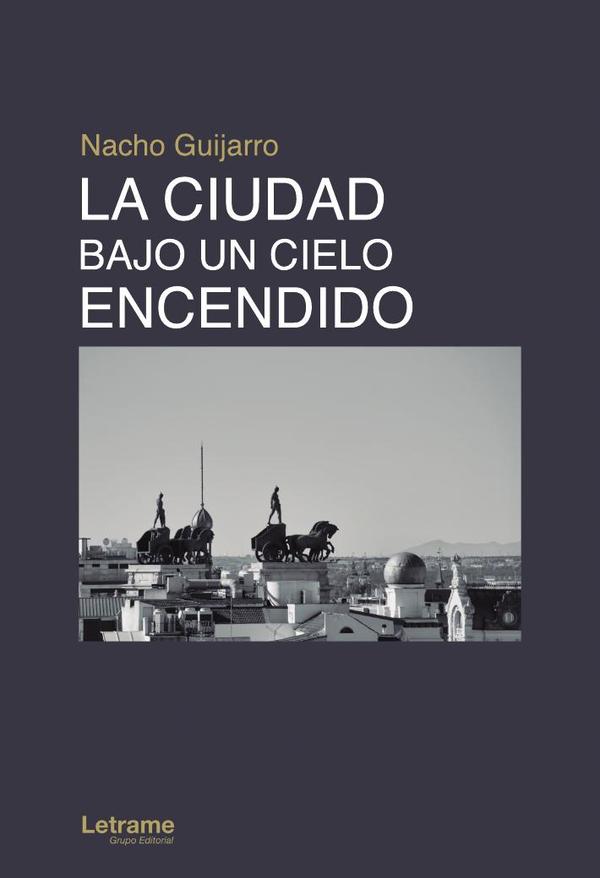 La ciudad bajo un cielo encendido