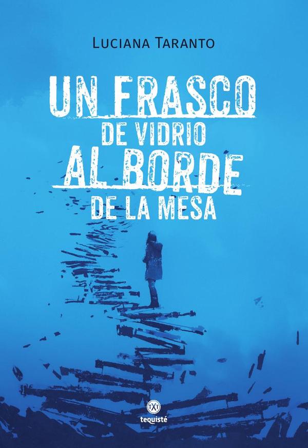 Un frasco de vidrio al borde de la mesa