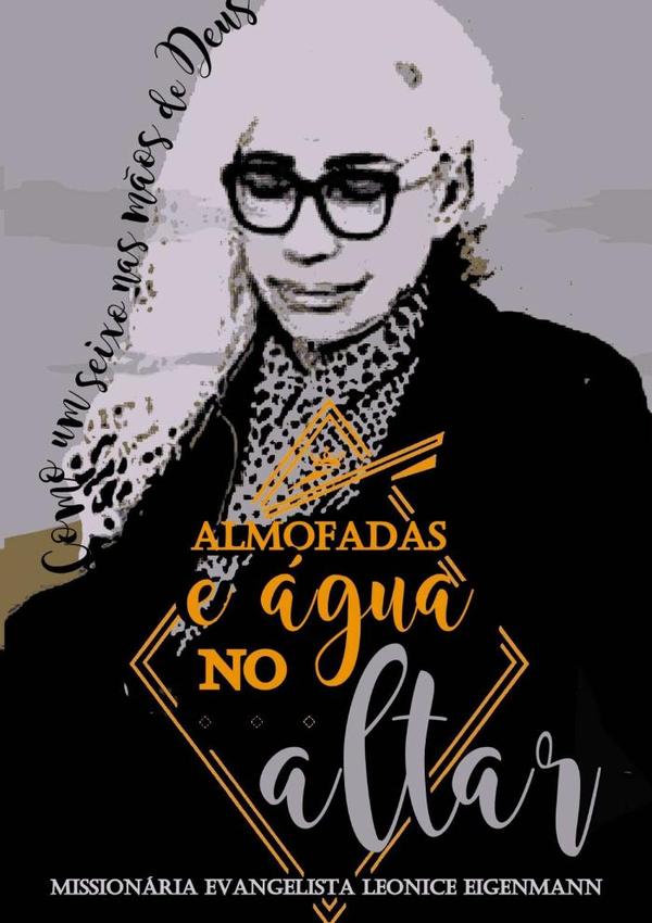Almofadas E Água No Altar